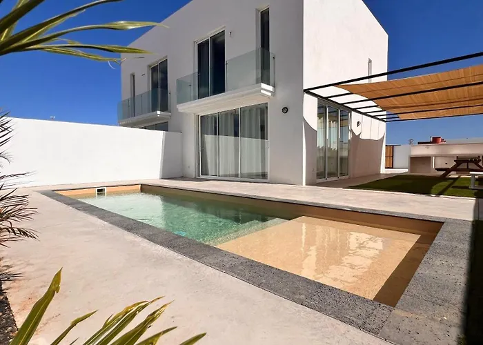 Corralejo Surf House & Surf School